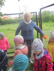 Prace w ogrodzie przedszkolnym