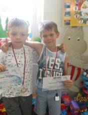 Laureaci konkursu pływackiego