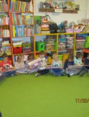 pani dyrektor wręcza kalendarze adwentowe