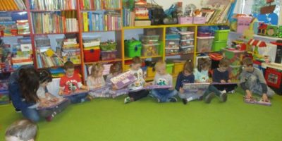 pani dyrektor wręcza kalendarze adwentowe