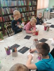 wyjście do biblioteki grupa starszaków