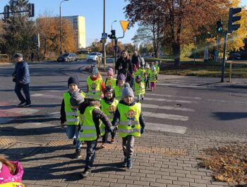 Przejście przez skrzyżowanie – nauka zasad bezpiecznego przechodzenia przez ulicę.