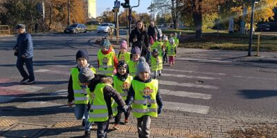 Przejście przez skrzyżowanie – nauka zasad bezpiecznego przechodzenia przez ulicę.