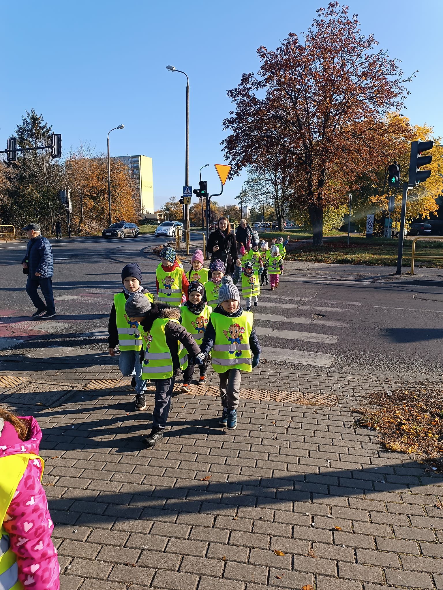 Przejście przez skrzyżowanie – nauka zasad bezpiecznego przechodzenia przez ulicę.