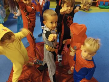 Obchody Dnia Postaci z Bajek