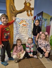 Grupowe lepienie bałwanka …bez śniegu!