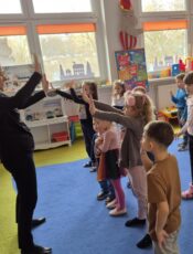 Taneczne kroki pełne radości!