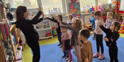 Taneczne kroki pełne radości!