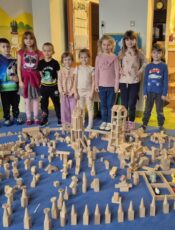 Drewniane klocki – nauka, kreatywność i współpraca w jednym!