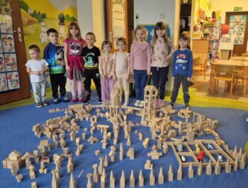 Drewniane klocki – nauka, kreatywność i współpraca w jednym!