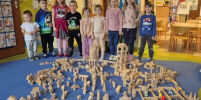 Drewniane klocki – nauka, kreatywność i współpraca w jednym!