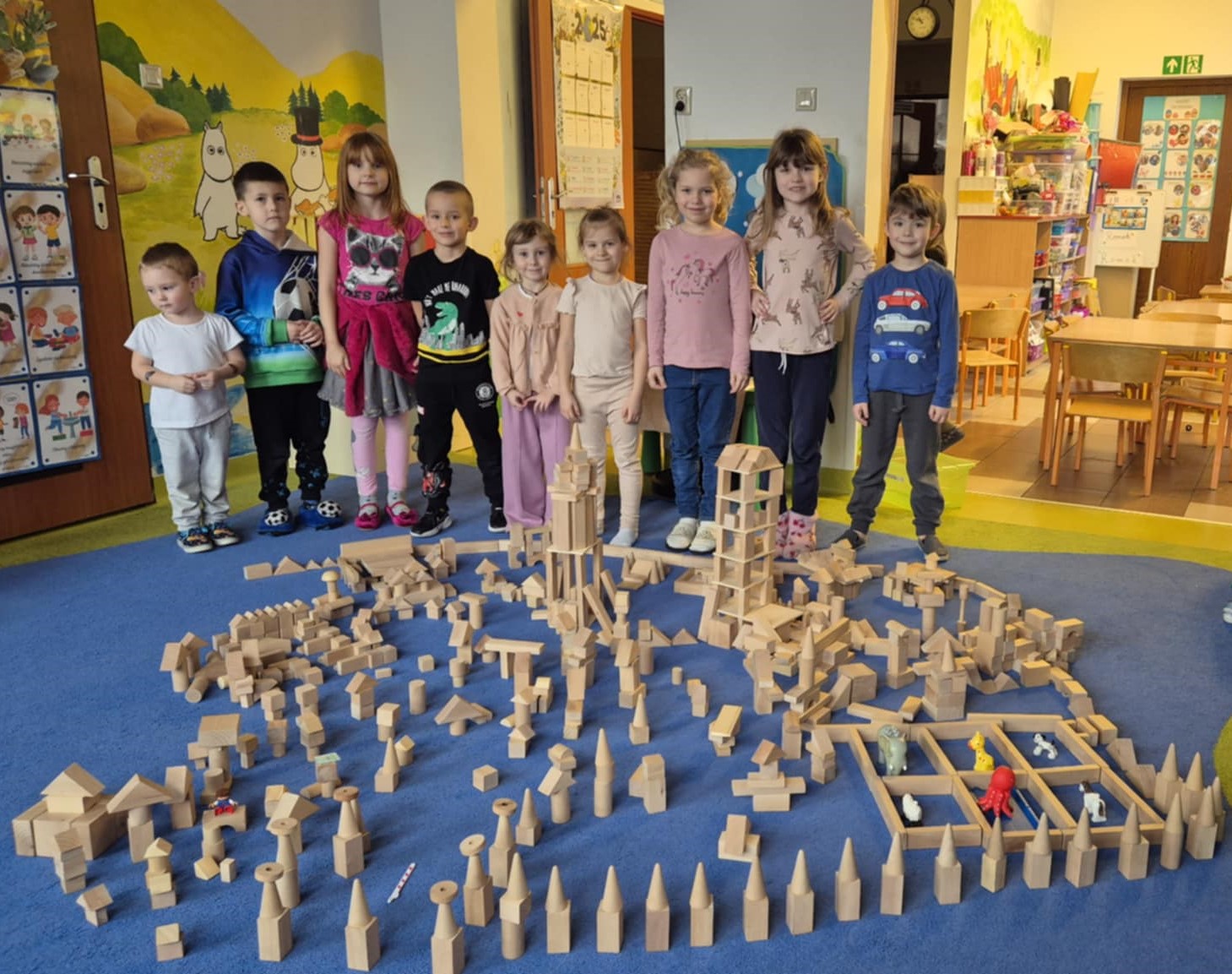 Drewniane klocki – nauka, kreatywność i współpraca w jednym!