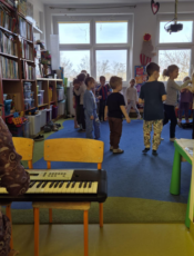 Rytm i zabawa – muzyczne spotkania z Panią Kingą!