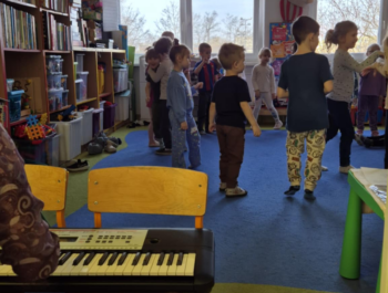 Rytm i zabawa – muzyczne spotkania z Panią Kingą!