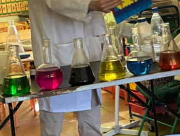 Pokaz doświadczeń chemicznych