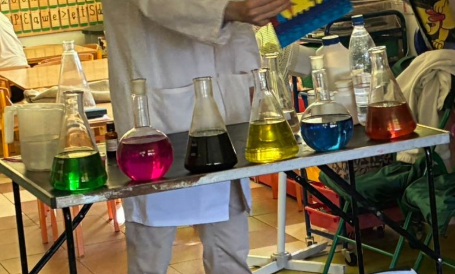 Pokaz doświadczeń chemicznych